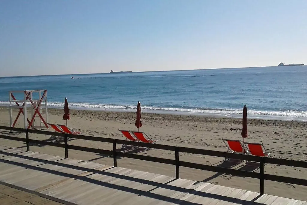 Larte Al Mare Vicino Spiaggia Con Ac E Wifi Apartment Savona Italy