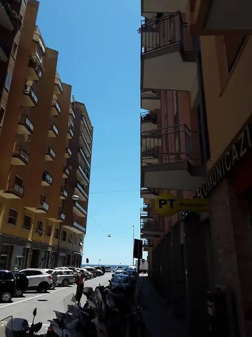Larte Al Mare Vicino Spiaggia Con Ac E Wifi Apartment Savona Italy