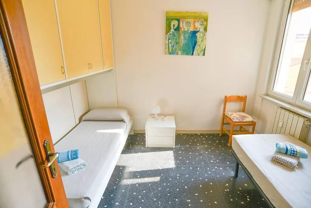 Larte Al Mare Vicino Spiaggia Con Ac E Wifi Apartment Savona Italy