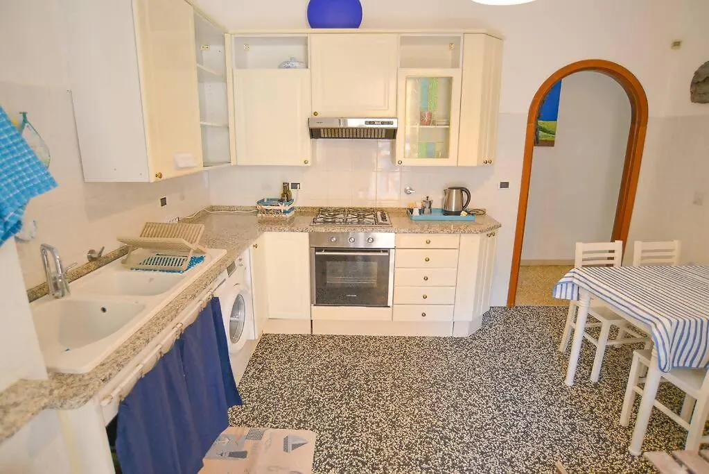 Larte Al Mare Vicino Spiaggia Con Ac E Wifi Apartment Savona Italy